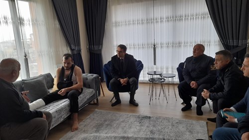 İlçe Kaymakamı Vedat YILMAZ, Depremzede Aileleri Ziyaret Etti.